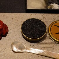西麻布 焼肉 X - 但馬玄ユッケ、缶にはキャビア、下にレモンサワークリーム、但馬玄