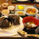 水明館 - おにぎり(左)、カレーうどん(右)