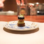 Saucer - 35ヶ月熟成のパルミジャーノレッジャーノを使用したグジェール、ジャガイモ、サワークリームにキャビア乗せ