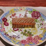 Saucer - 白桃のマリネ、縞鯵マリネ、とパプリカムース、レモングラスのジュレ