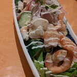 なお吉 - 海鮮サラダ800円。大きな長いお皿に、分厚いお刺し身沢山でボリューム満点！