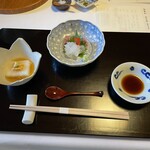 御宿 竹林亭 - 先付け(長芋豆腐と唐津産赤雲丹)、刺身(伊勢海老、縞鯵、鯛)、土佐醤油