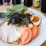 Onomichi Ramen Tonchinkan - 冷やし中華(税込900円)
                        トッピングは叉焼、塩海苔、煮玉子、トマト、剥き海老
                        麺はストリートで普通の太さです
                        醤油ベースのスープにお酢の酸味が加わり気持ちスッキリとした味わい