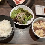 焼肉 ほむら家 - ランチのサラダとお味噌汁。ご飯は小だったはず…