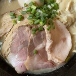 麺Builder's あり蔵 - チャーシューが、どーーーん！！