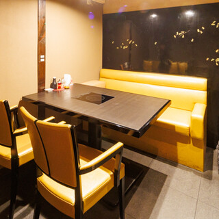 The luxurious atmosphere is suitable for both casual and gatherings of up to 8 people.