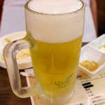 Hamma Un Kurasu - 爆弾酒。ビールの中に、ショットグラスごと焼酎が沈んでます。韓国版「サブマリン」