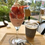 大手町カフェ - 料理写真:いちごパフェ、アイスコーヒー