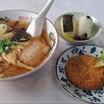 まなべうどん - 中華そば(大 2玉)、おにぎり、メンチカツ