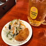 24時間 餃子酒場 - 副菜の揚げ物と冷菜付き。ドリンクはジャスミン茶ですｗ