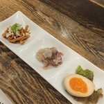 バードコート - 二杯酢であえた物と砂肝のやわらか煮『日本一ふつうで美味しい植野食堂bydanchu』で紹介された煮卵の3点盛
