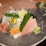 海鮮茶屋 一鮮 - 【2023.7.19(水)】日替り定食（真鯛入り刺身2種盛り・エビフライとヒレカツ）1,000円の真鯛入り刺身2種盛り