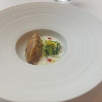 オーベルジュ・ド・リル ナゴヤ - マグロのタルタルにヨーグルトのソース、きゅうり。これはいいですね。夏にピッタリのサッパリ感。こういうメニューを思いつくシェフには頭が下がります。