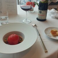 オーベルジュ・ド・リル ナゴヤ - トマトの魚介のファルシにショレイレボーヌ。初めてのブルゴーニュのAOCですが、とても優しく、カニのほぐしやムール貝、トマトと相性抜群でした。