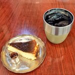 チーズケーキと彩りカレー Luna piena - バスクチーズケーキとアイスコーヒー。