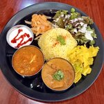 チーズケーキと彩りカレー Luna piena - チキンカレーとフィッシュカレーの2種盛り。