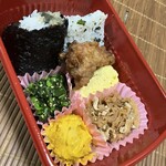 おむすび家　とんじき - 唐揚げも冷めても美味しーです。