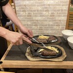 ブロンコビリー - 焼きたてハンバーグを、テーブルの横で切ってくれます❗️