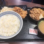 吉野家 - 牛皿・から揚げ定食全景