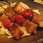 Akahige - 串物の豚バラも、なかなか大きな方です。トマトの赤が食をそそります。