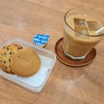 ステラおばさんのクッキー - アイスラテ￥550(クッキー付き)　クッキーなぜお皿じゃなくてタッパーなのか(?_?)