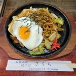 お好み焼き　焼きそば　さくら - 豚肉・イカ焼きそば目玉焼き付　715円