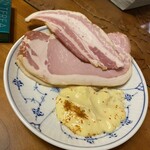 Feinkost Metzgerei Katayama Yugen Gaisha Katayama Niku Ten - 真夜中のツマミ。生のロースはむとベーコンにマヨネーズに七味をたっぷり。。。背徳の旨さ