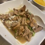 Feinkost Metzgerei Katayama Yugen Gaisha Katayama Niku Ten - 今日のオススメでモツ煮が出てたから買った。正直、イヤな香りが強く食べきれない。モツ煮は大好きだったので残念でならない。担当者変更希望