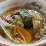 華楽 - 料理写真:ラーメン490円　まさしくコレが昭和のラーメン。スープも美味しい‼︎ぐるぐるナルト。使ってる麺も。美味しいー❤️懐かしい…。