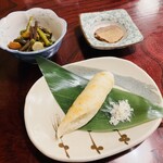 Inaniwa Hompo Meiji Sasuke Shouten - 秋田まんさい小鉢メニュー（いぶりがっこ、山菜ギバサ和え、酒塩たんぽ）