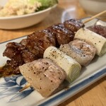 もつ焼き 肉の佐藤 - かしら赤100円　かしら白100円