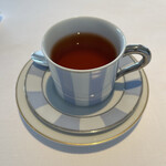 Hotel de yoshino - 食後の紅茶。相方さんはエスプレッソ。美味しいダージリンでした。カップ＆ソーサもかわいい(*´﹀`*)