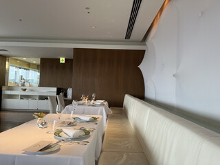 Hotel de yoshino - 白を基調としたモダンなオブジェが明るい店内に映えます。