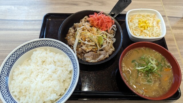 吉野家 4号線松森店 - 黒松（牛丼）の写真