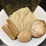 俺の空 - 麺は中太の角切りストレート麺