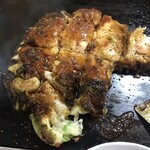 しまだお好焼店 - カットして、唐辛子かけて、一切れ頂いた所