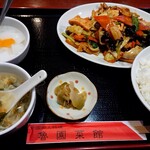 魯園菜館 - あげ豆腐と野菜、豚バラ肉辛味ソース炒め