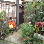 スパイスカフェ - ここを入っていくのはなかなか感慨深い！