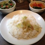 スパイスカフェ - ライスに漬キャペツがのっています！