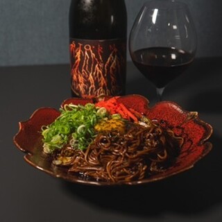 The muddy sauce and chewy noodles are addictive♪ The famous "black Yakisoba (stir-fried noodles)" is a must-try