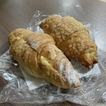 ベルナール - 料理写真:クロワッサン(カスタード)&メロンクロワッサン