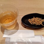 Sobadokoro Karin - カリカリ蕎麦とお茶で出来上がるのを待ちます
