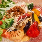 Ajino Mingei - 2023年7月19日(水) 彩り野菜の担々うどん 1,190円