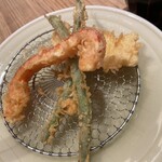 天ぷら串とまぶしめし ハゲ天 - 天ぷらまぶしめし　定食1980円の天ぷら、いんげん、ニンジン、イカ
