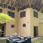 森の中のレストラン こどう - 中庭にソファー席が