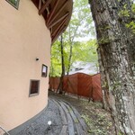 森の中のレストラン こどう - この通路を行くと中庭に