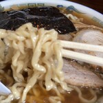 ケンちゃんラーメン - 個性的な平打ち縮れ不揃いがうまい！