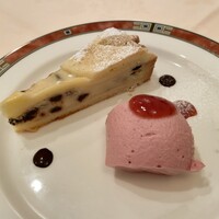 エリオ・ロカンダ・イタリアーナ - リコッタ・チーズのタルトとラズベリー・ムース