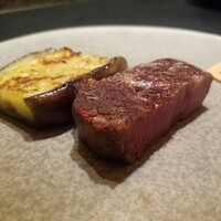 西麻布 焼肉 X - 旬の焼き野菜　宮崎の佐土原なす 、但馬牛ヒレステーキ …… 淡雪塩 …… フライドガーリック