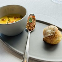シグネチャー - 冷たいキャロットスープ　オレンジ　オリーブオイル　ハーブ
                      夏野菜のラタトゥイユ
                      グジェール　コンテ　ベシャメルソース